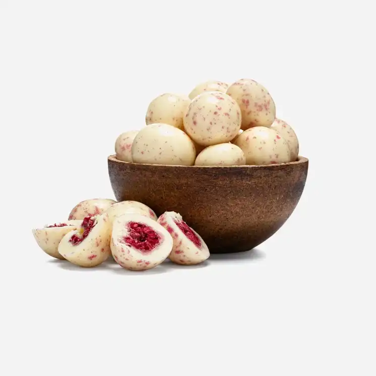 Gefriergetrocknete Himbeeren in weißer Schokolade und Joghurt